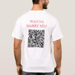 T-shirt Veux Me Marier QR Code sur le dos Funny Blanc<br><div class="desc">Élevez votre proposition avec une touche d'humour à travers notre t-shirt blanc "Wanna Marry Me ?". Customisez à la fois le texte et le code QR à l'arrière pour mener à votre moment spécial sur Instagram, TikTok, Facebook, ou plus. Idéal pour les gestes romantiques, les propositions, les mariages et les...</div>