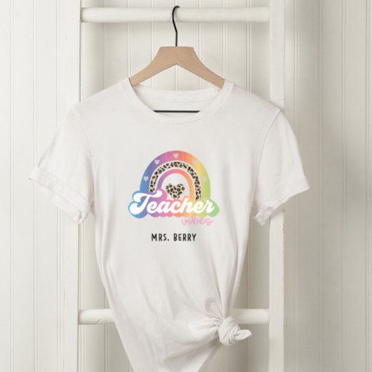 T-shirt Vibes de professeur Empreinte de léopard arc-en-ci