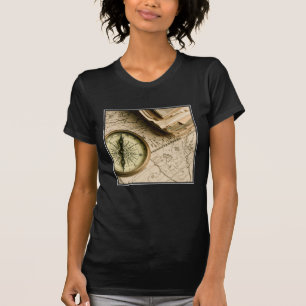 T-shirt Vieille boussole au-dessus de carte antique
