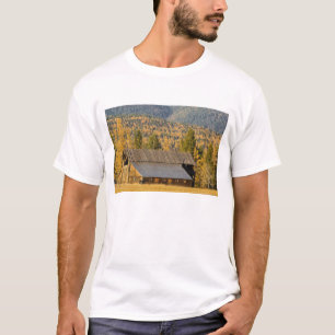 T-shirt Vieille grange en bois avec des tamaracks d'automn