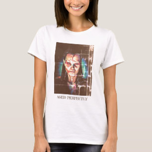 T-shirt Vieilli parfaitement. Autoportrait drôle d'une fem