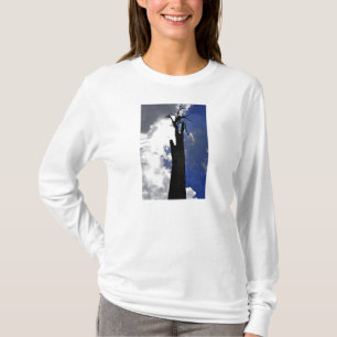 T-shirt Vieux arbre mort contre ciel nuageux foncé