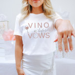 T-shirt Vino Vin FRANCA Avant Vows Bachelorte<br><div class="desc">Ce t-shirt est habillé d'une jolie police rose vif avec le dicton "Vino avant voeux". Ce tee se marie parfaitement avec le tee coordonné "It's wine o'clock" pour une soirée de bachelorette sur le thème du vin amusante et cohésive.</div>