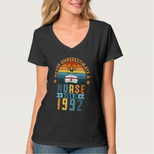T-shirt Vintage Ne Sous-Estime Jamais Une Infirmière Née E