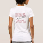 T-shirt Visite guidée personnalisée des filles roses du we<br><div class="desc">Voyage de fin de semaine pour filles personnalisées T-shirt personnalisé avec texte et libellé modifiables pour votre date,  destination ou lieu,  nom,  et citation amusante comme "besties,  bourgeons et boissons" fait un souvenir amusant et utile pour votre équipe de voyage ou demoiselles d'honneur.</div>