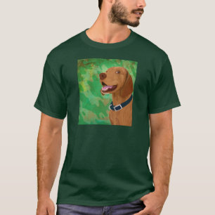T-shirt Vizsla Brown de sourire sur l'arrière - plan vert