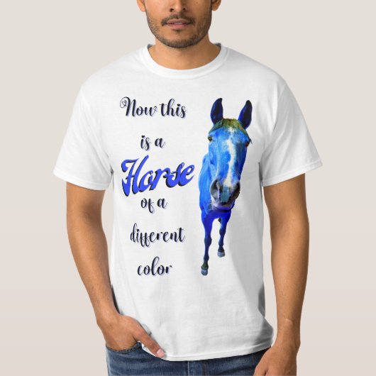 T-shirt Voici un cheval d'une couleur différente en bleu (Devant)
