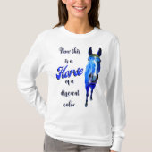 T-shirt Voici un cheval d'une couleur différente en bleu (Devant)