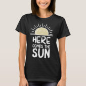 T-shirt Voici vient le soleil soleil soleil soleil Joyeux  (Devant)