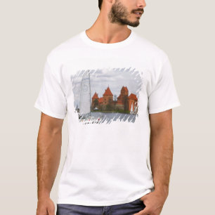 T-shirt Voilier avec château d'île par le lac Galve,