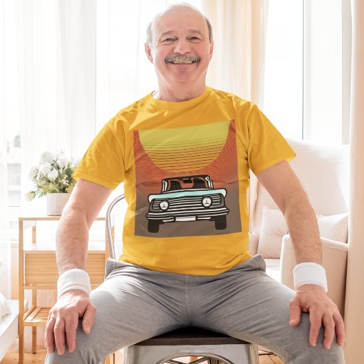 T-shirt Voiture classique Se déplaçant au coucher du solei