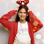 T-shirt Votre famille Noël moderne Script Nom de famille<br><div class="desc">Design moderne et minimaliste de calligraphie de Noël avec votre nom de famille pour ceux qui correspondent photos de famille! Simple mais classique, stylisée en rouge et vert, cette mignonne chemise crée une ambiance familiale festive ! Rocher les vacances dans notre t-shirt personnalisé avec script moderne. Libère la joie !...</div>