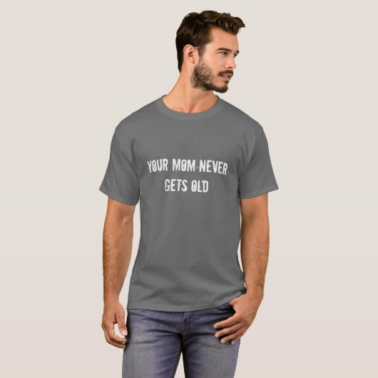 T-SHIRT VOTRE MAMAN NE VIEILLIT JAMAIS (Devant entier)