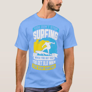 T-shirt Vous N'Arrêtez Pas De Surfer Quand Vous Vieillez