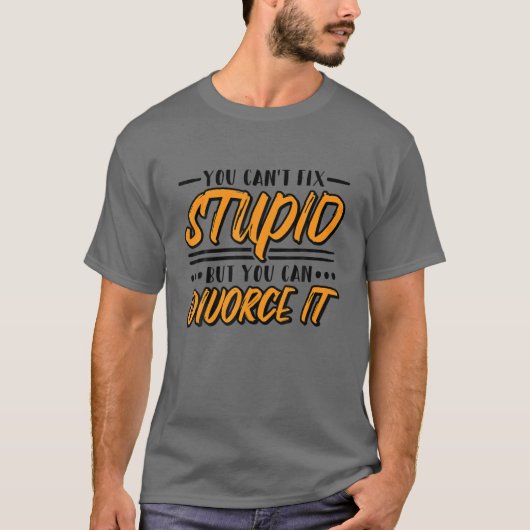 T-shirt Vous ne pouvez pas réparer l'imbécile, mais vous p (Devant)