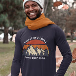 T-shirt Voyage sur route Coucher de soleil sur la famille<br><div class="desc">Ce coucher de soleil rétro cool sur des montagnes rocheuses dans la nature fait une belle image pour un ensemble de t-shirts customisés pour une réunion de famille, un voyage sur la route ou des vacances d'été. Commémorez votre semaine de vacances avec des tee - shirts assortis pour maman, papa,...</div>