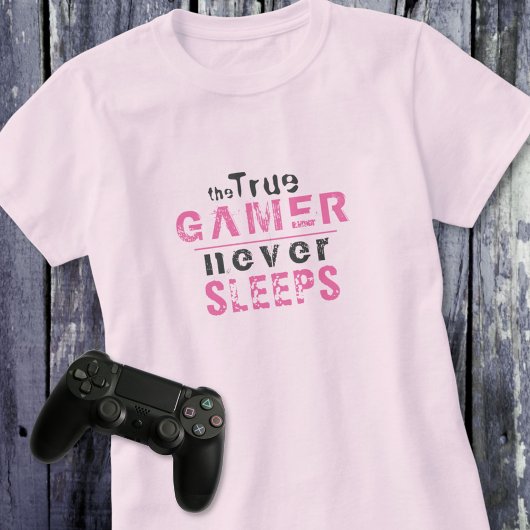 T-shirt Vrai Joueur ne dort jamais Typographie rose Gamer 