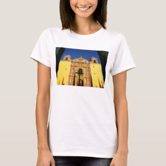 T-shirt Vue d'angle faible d'église fleurie jaune