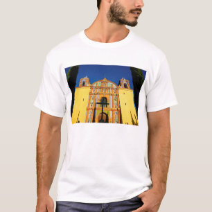 T-shirt Vue d'angle faible d'église fleurie jaune