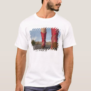 T-shirt vue de Bas-angle des bottes de cowboy de port de