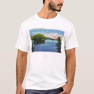 T-shirt Vue de lac de montagne de roche de rayonnage