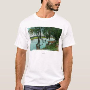 T-shirt Vue d'un atterrissage de bateau sur la rivière