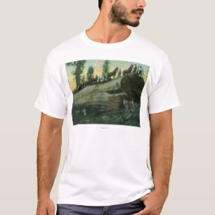 T-shirt Vue d'une équipe de notation sur un séquoia tomb