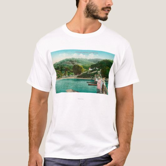 T-shirt Vue d'une famille sur le lac DockInverness, CA (Devant)