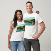 T-shirt Vue d'une famille sur le lac DockInverness, CA (Unisexe)
