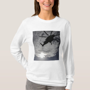 T-shirt Vue en angle faible d'un CH-53E