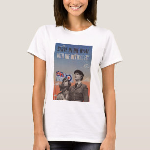 T-shirt WAAF dans l'uniforme avec le pilote près de elle
