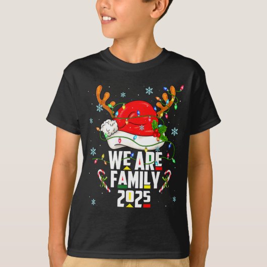 T-shirt We Are Family 2025 Black Christmas Tree Santa Pjs (Devant)