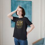 T-shirt White Happy 50th Birthday-Je suis le Parti Gold Te<br><div class="desc">Design typographique moderne mignon - Je suis la partie en parties scintillant or texture imprimer texte personnalisable en or et or parties scintillant cadre tourbillonnant. Arrière - plan blanc que vous pouvez changer. Joyeux 50ème anniversaire ou pour toute occasion de fête.</div>
