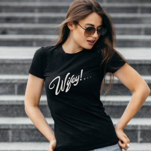 T-shirt Wifey moderne noir Script femmes