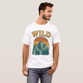 T-shirt WILD Retro Mountain Adventure Graphic (Devant entier)