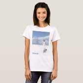 T-shirt Winter Greetings. Female elf walking in the snow (Devant entier)
