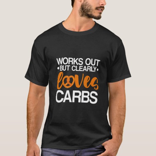 T-shirt Works Out But Clearly Loves Carbs (Devant)