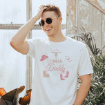 T-shirt WYNONA Blush Rose Cowgirl Rodeo Papa<br><div class="desc">Ce t-shirt présente des graphismes de cowgirl rose-rousse mignon et les mots 'rodeo daddy' dans une combinaison de police rodéo douce. Cette chemise de papa est le cadeau parfait pour votre père favori ou travaille comme une grande idée de faire-part de grossesse. Il fonctionne également de manière transparente avec la...</div>