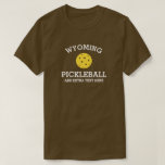 T-shirt Wyoming Pickleball Club Nom du partenaire Personna<br><div class="desc">Montrez votre amour du pickleball Wyoming (changer facilement le nom de l'état et la couleur de la chemise) avec ce super tee-shirt pickleball pour les clubs, les équipes, les partenaires ou l'usage quotidien du terrain. Ajoutez simplement vos 3 lignes de texte personnalisé pour créer une chemise de pickleball totalement unique....</div>