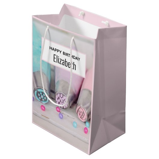Taart decoratiegereedschap in pasteltinten Verjaar Medium Cadeauzakje (Voorkant Gekanteld)