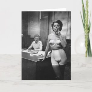 Tabagisme modèle de lingerie dans un bureau