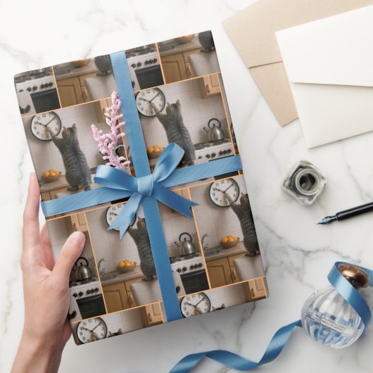 Tabby Cat Changing the Time On a Clock Cadeaupapier (Geschenken)