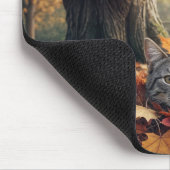 Tabby Cat in een stapel herfstbladeren Muismat (Hoek)