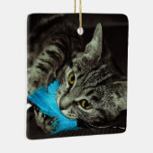Tabby Cat met Veer van Shirley Taylor Keramisch Ornament (Rechts)