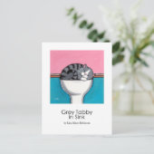 Tabby gris dans l'évier | Carte postale Whimsical  (Debout devant)