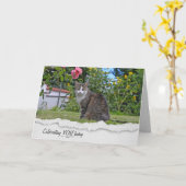 Tabby Kat op gras Birthday Kaart (Gele Bloem)