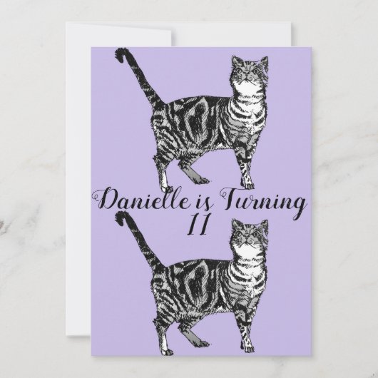 Tabby Kat Paarse Kunst Meisjes Verjaardagsuitnodig Kaart (Voorkant)