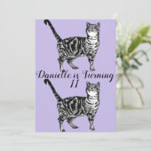 Tabby Kat Paarse Kunst Meisjes Verjaardagsuitnodig Kaart (Staand voorkant)