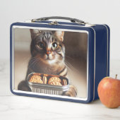 Tabby kat presenteert een blik koekjes (In situ)