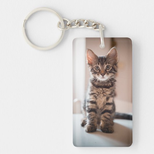 Tabby Kitten op tafel Sleutelhanger (Voorkant)